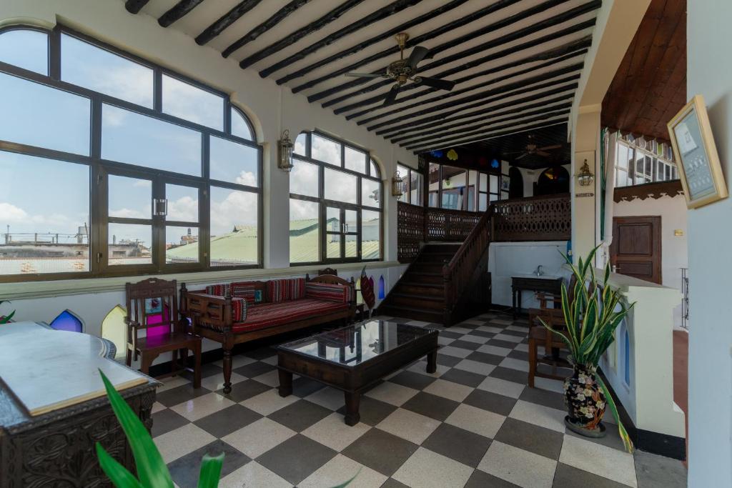 Posezení v ubytování Dhow Palace Hotel