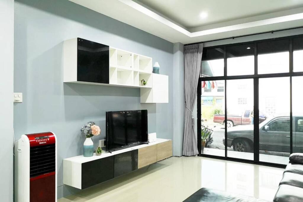 TV a/nebo společenská místnost v ubytování Khoksametchun Hostel Plus