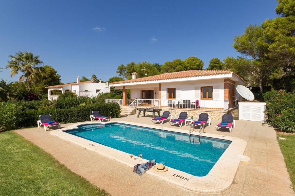 una piscina di fronte a una casa di Villa Camomila Tomas by Villa Plus a Santo Tomás