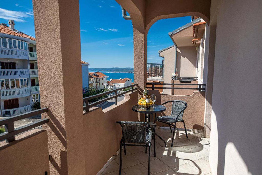d'un balcon avec une table et des chaises et une vue sur l'océan. dans l'établissement Ananas Apartments, à Crikvenica