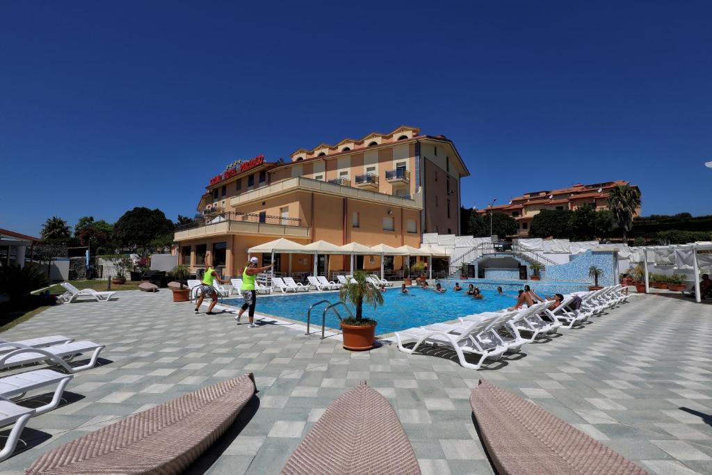 Bazén v ubytování Grand Hotel Paradiso nebo v jeho okolí