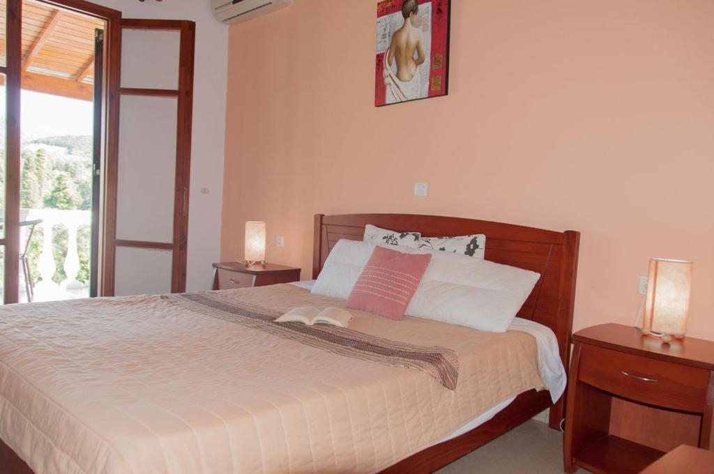 A bed or beds in a room at Villa Papoulas