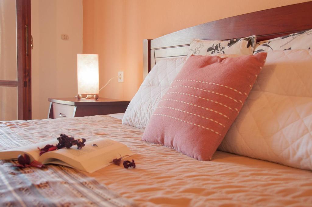 A bed or beds in a room at Villa Papoulas