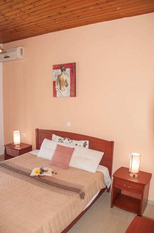 A bed or beds in a room at Villa Papoulas