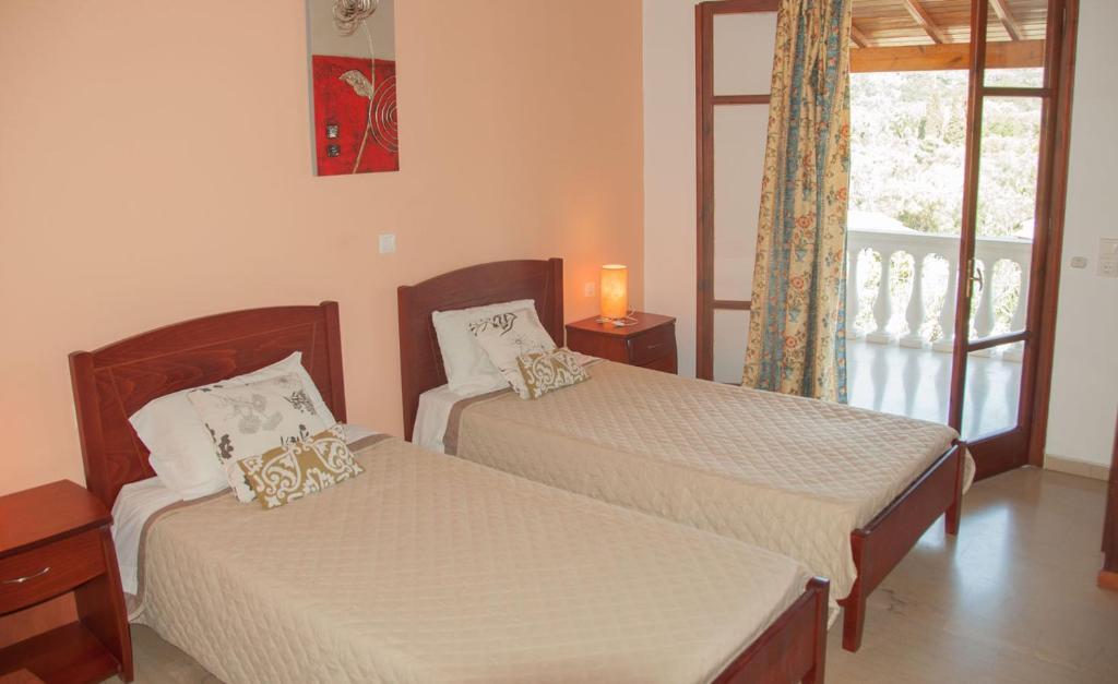 A bed or beds in a room at Villa Papoulas