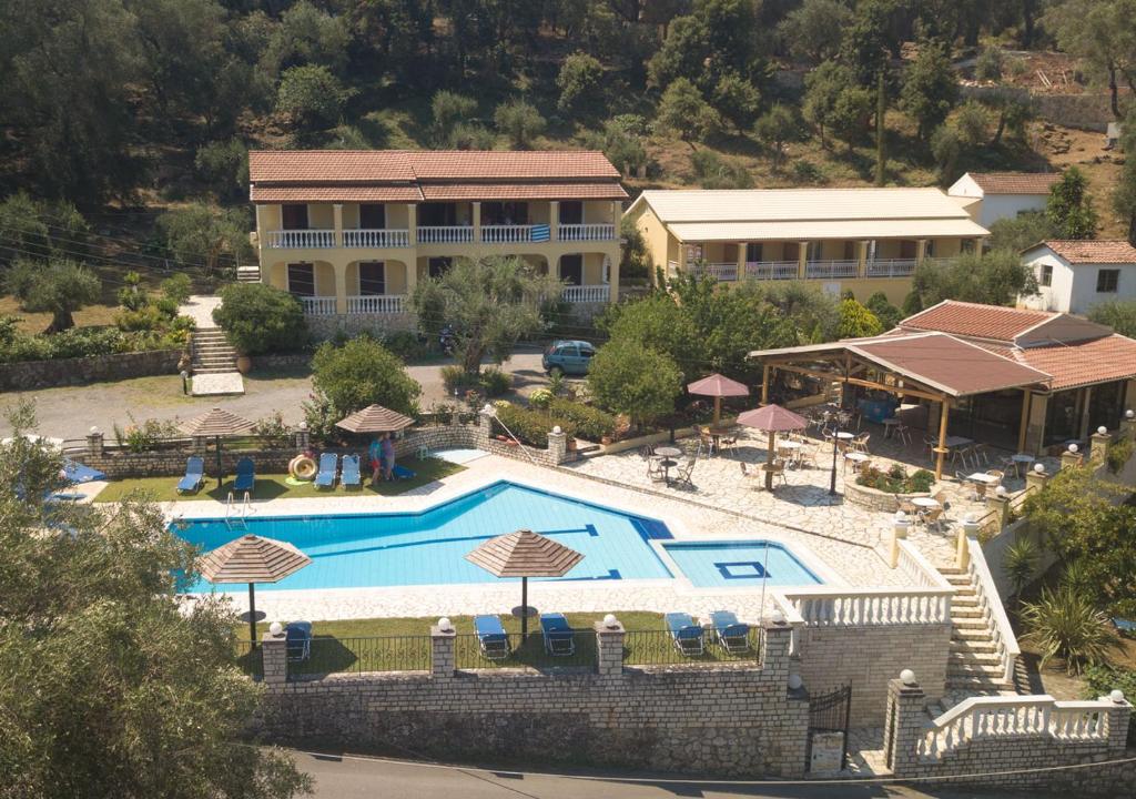 een luchtzicht op een resort met een zwembad bij Villa Papoulas in Liapades