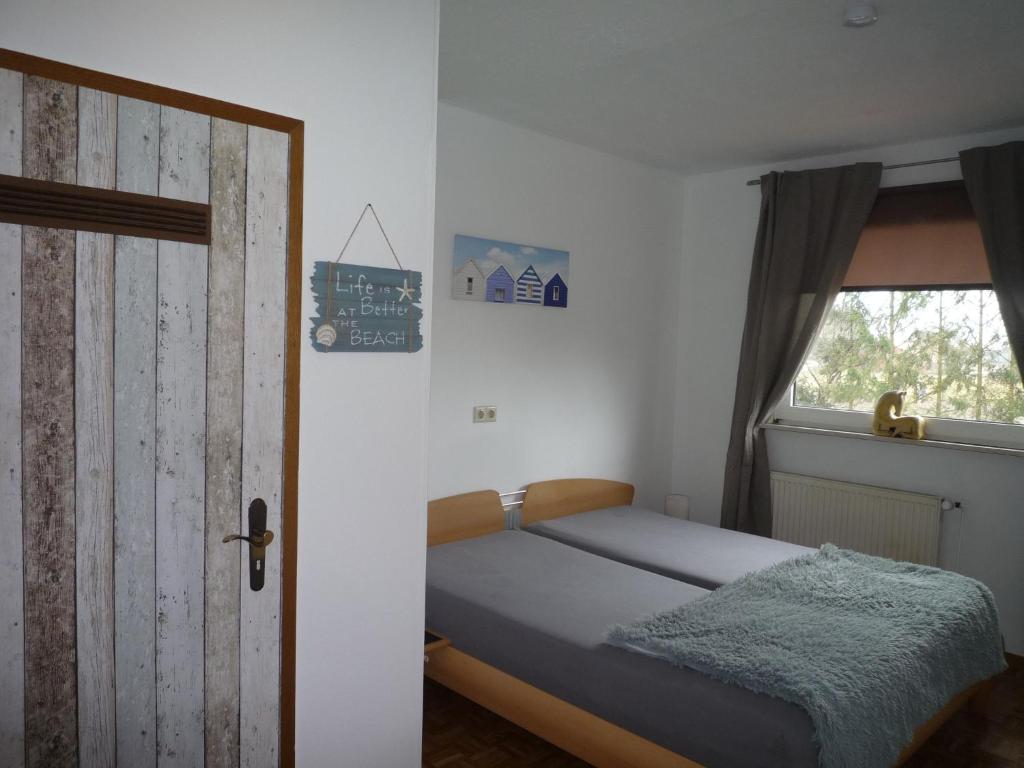 מיטה או מיטות בחדר ב-Ferienwohnung mit 3 Schlafzimmern