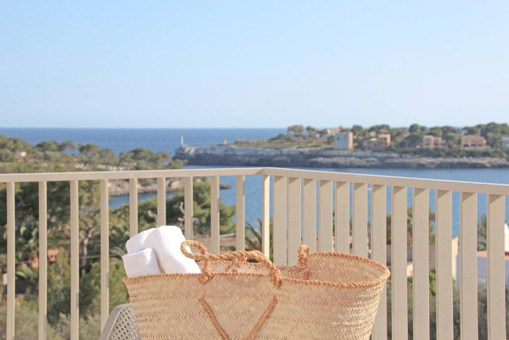 a basket of toilet paper sitting on a balcony at Aparthotel Niu d´Aus in Portopetro