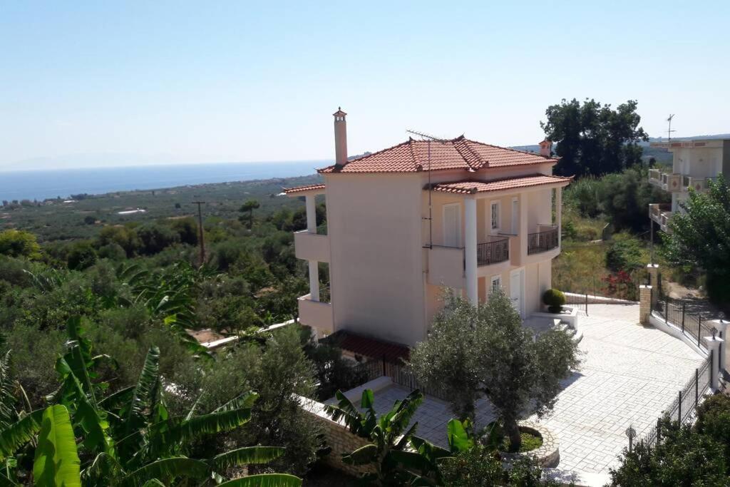 a villa with a view of the ocean at Estella sorelle II in Longá