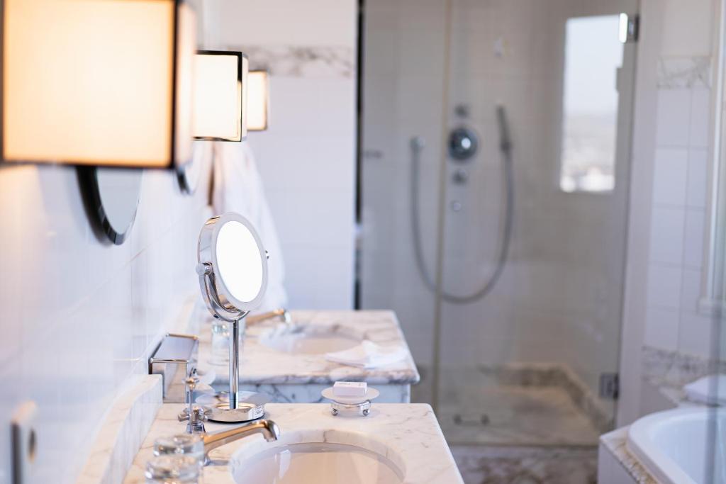 Hotel Schloss Mönchstein - 9