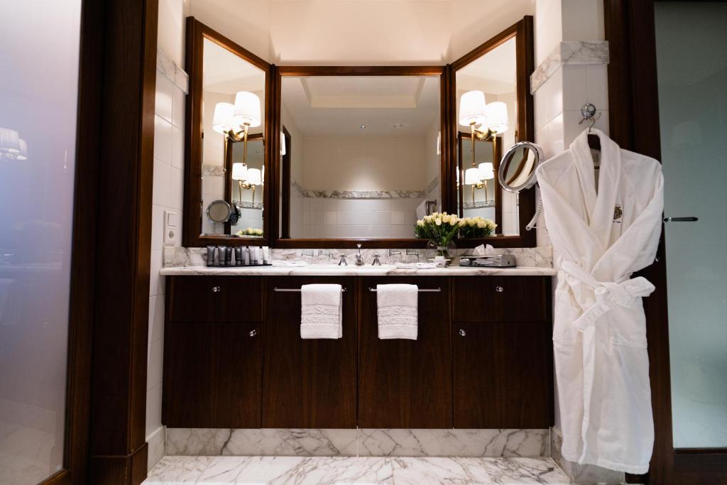 Hotel Schloss Mönchstein - 10