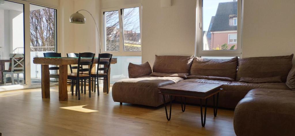 ein Wohnzimmer mit einem Sofa und einem Tisch in der Unterkunft Apartment "SUN" in Friedrichshafen