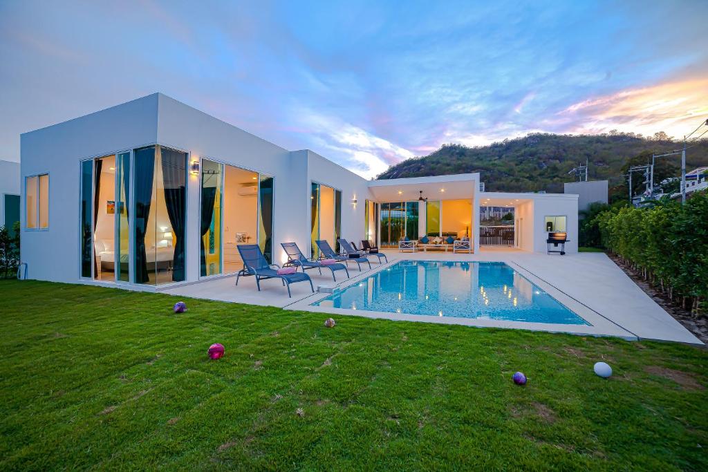 Bazén v ubytování Modern 3 Bedroom Private Pool Villa KH-A1 nebo v jeho okolí