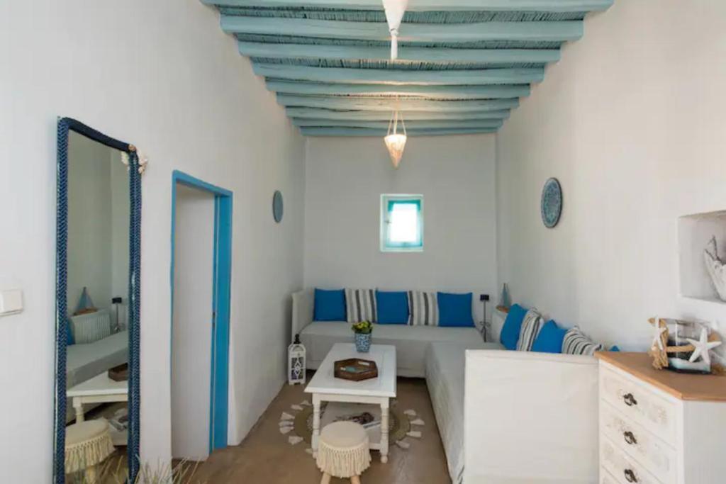 salon z kanapą i stołem w obiekcie Casa Annaise Mykonos - Cycladic Gem with Pool & Jacuzzi w mieście Mykonos