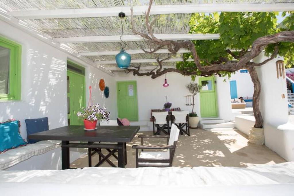 Patio lub wspólna przestrzeń na świeżym powietrzu w obiekcie Casa Annaise Mykonos - Cycladic Gem with Pool & Jacuzzi