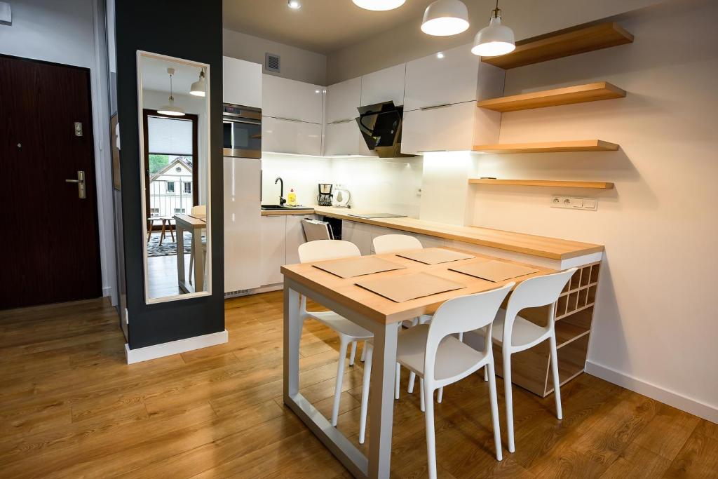 Apartamenty Sun & Snow Zielony Zdrój - 一居室公寓，带有付费车库