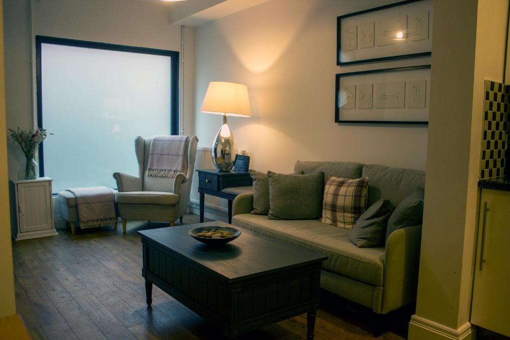 uma sala de estar com um sofá e uma mesa em Downshire Haven em Holywood