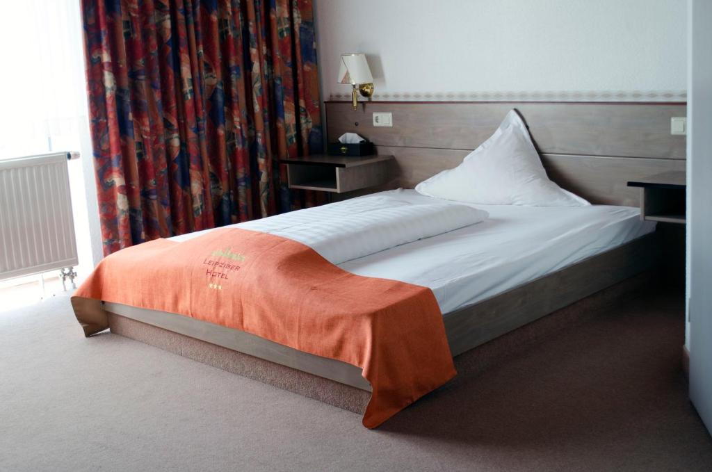 Postel nebo postele na pokoji v ubytování Leipziger Hotel