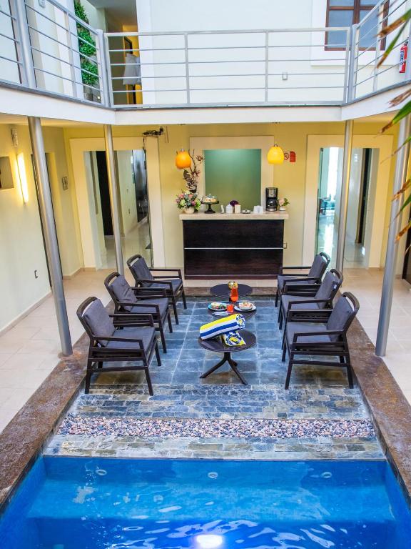 Bazén v ubytování H177 Hotel nebo v jeho okolí