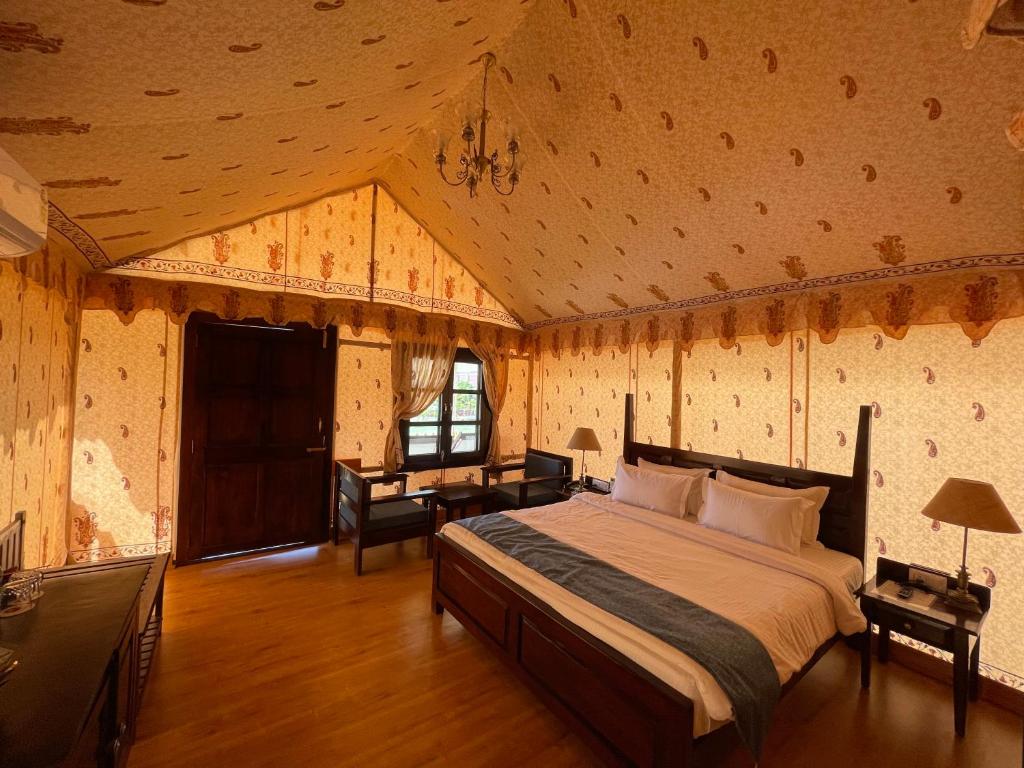 Postel nebo postele na pokoji v ubytování Rawai Luxury Tents Pushkar