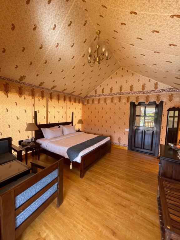 Postel nebo postele na pokoji v ubytování Rawai Luxury Tents Pushkar