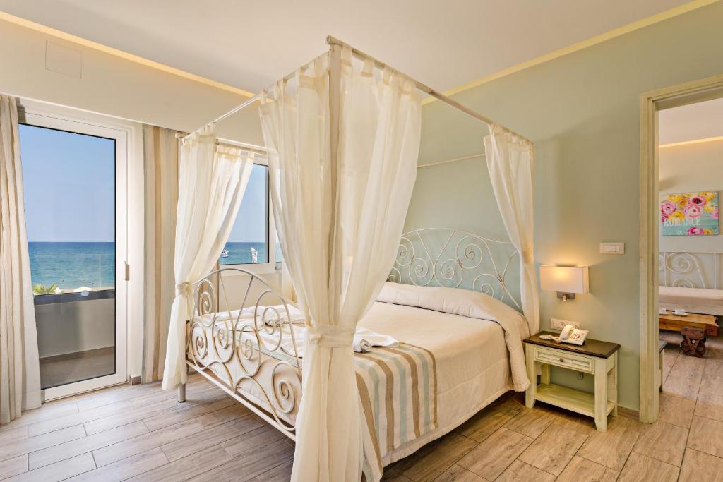 Posteľ alebo postele v izbe v ubytovaní Princess Irini Sea Front ApartHotel