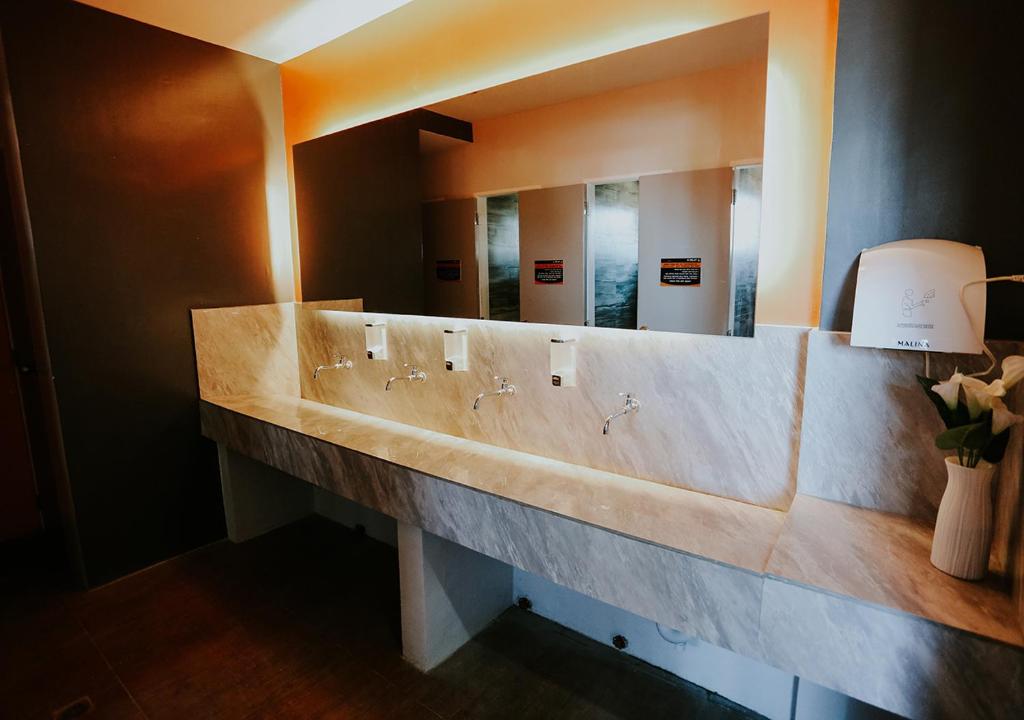Koupelna v ubytování Viajeros Hostel Boracay