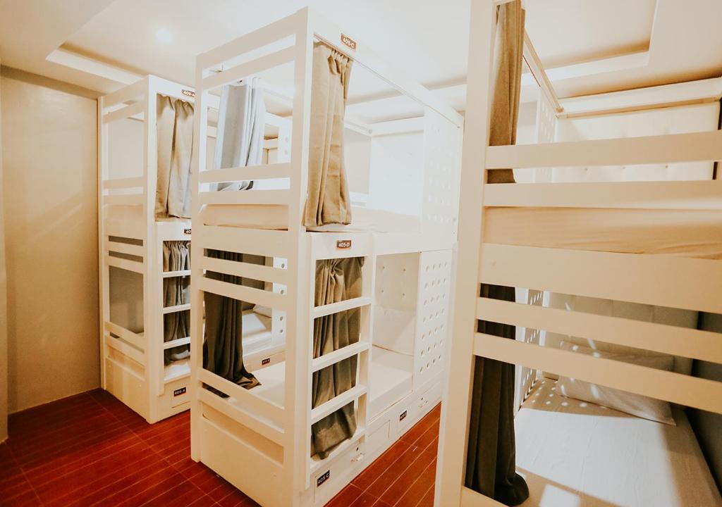 Palanda nebo palandy na pokoji v ubytování Viajeros Hostel Boracay