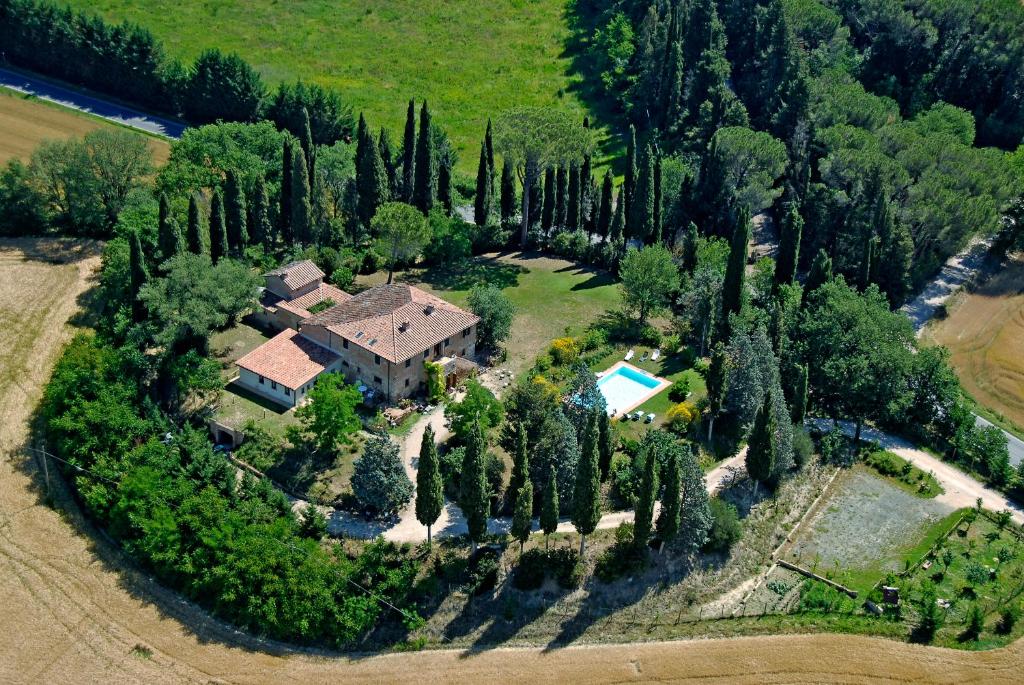 z góry widok na dom z mnóstwem drzew w obiekcie Al Giardino Degli Etruschi w mieście Chiusi