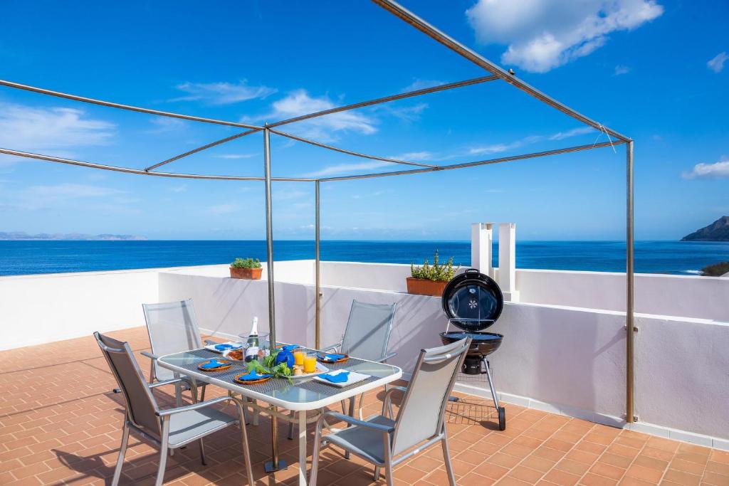 einen Tisch und Stühle auf einem Balkon mit Meerblick in der Unterkunft Brisa Marina in Colònia de Sant Pere