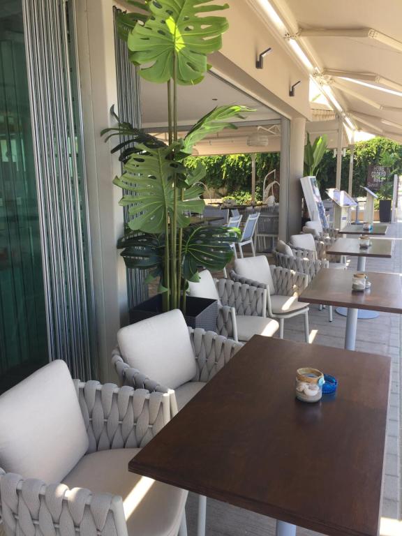 Reštaurácia alebo iné gastronomické zariadenie v ubytovaní Princess Irini Sea Front ApartHotel