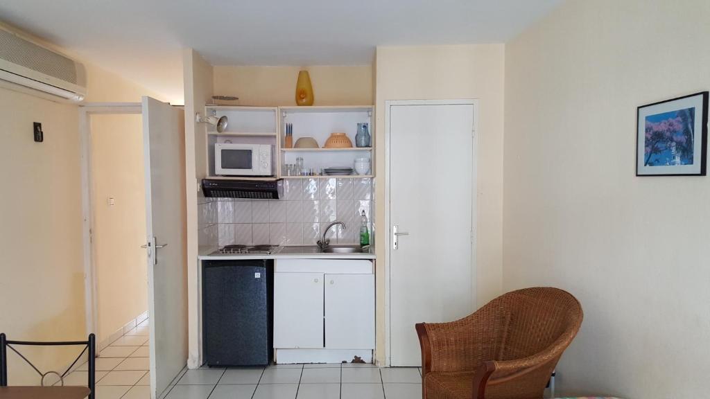 Kuchyň nebo kuchyňský kout v ubytování Hotel-appart Les Manguiers
