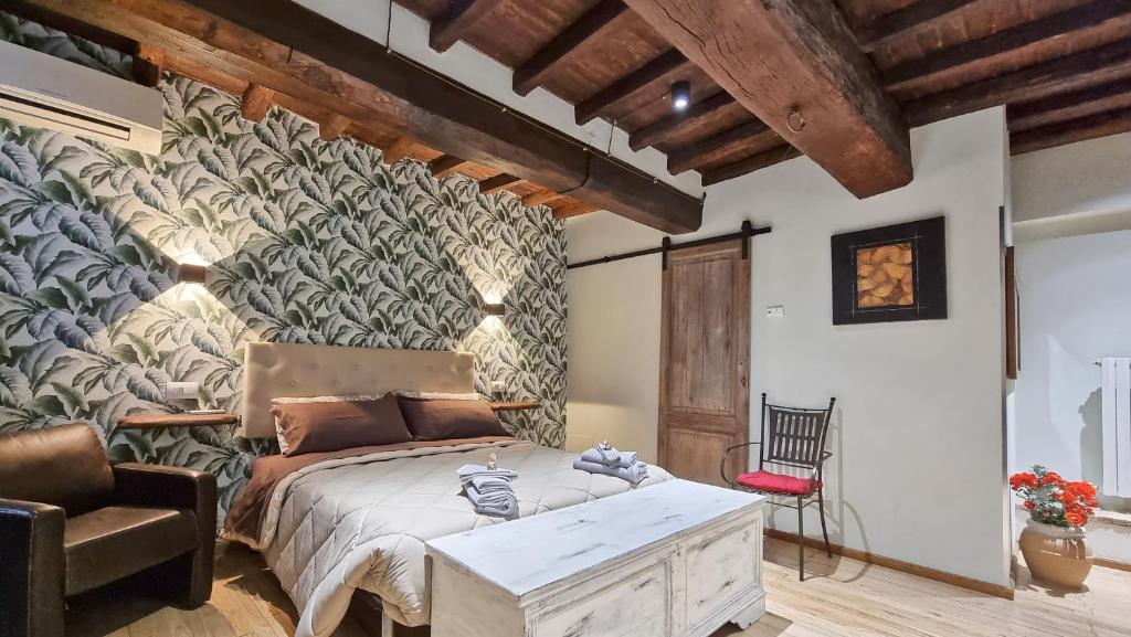 um quarto com uma cama e um mural de parede em Residenza dei Longobardi Affittacamere em Spoleto