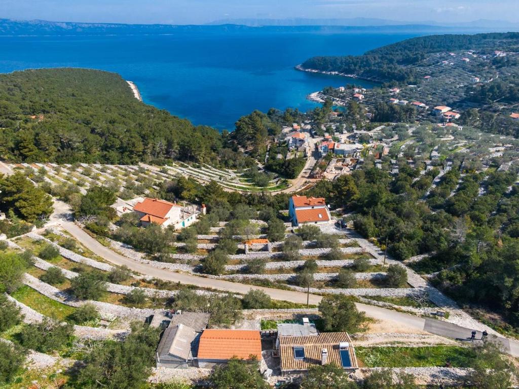 una vista aérea de la localidad de šibenik y del lago en Holiday Home Tania, en Vela Luka