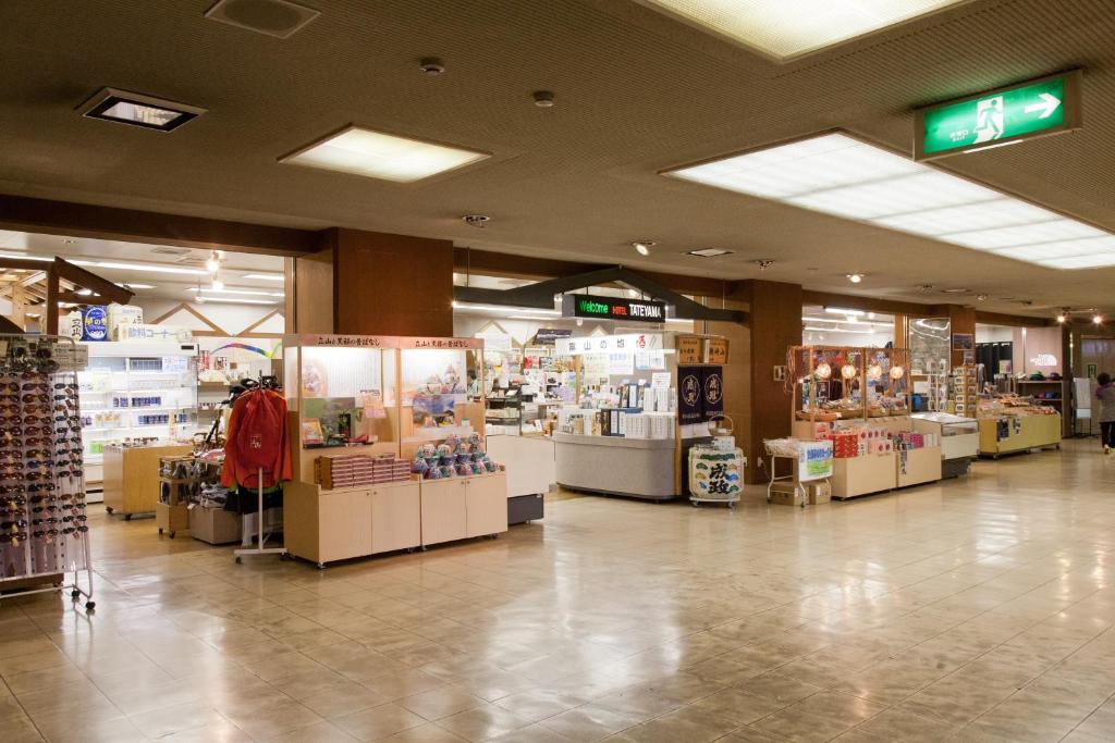 Supermarket nebo jiné obchody v  hotelu nebo okolí