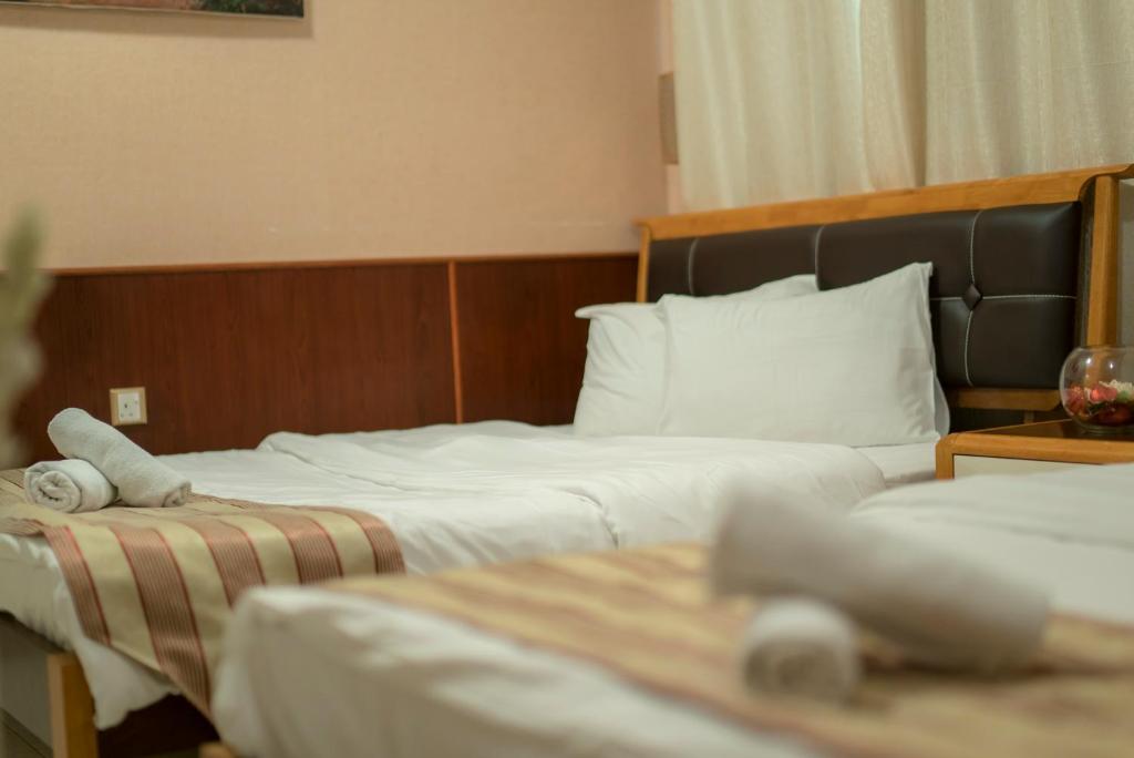 Postel nebo postele na pokoji v ubytování Al Ghubrah Plaza Hotel