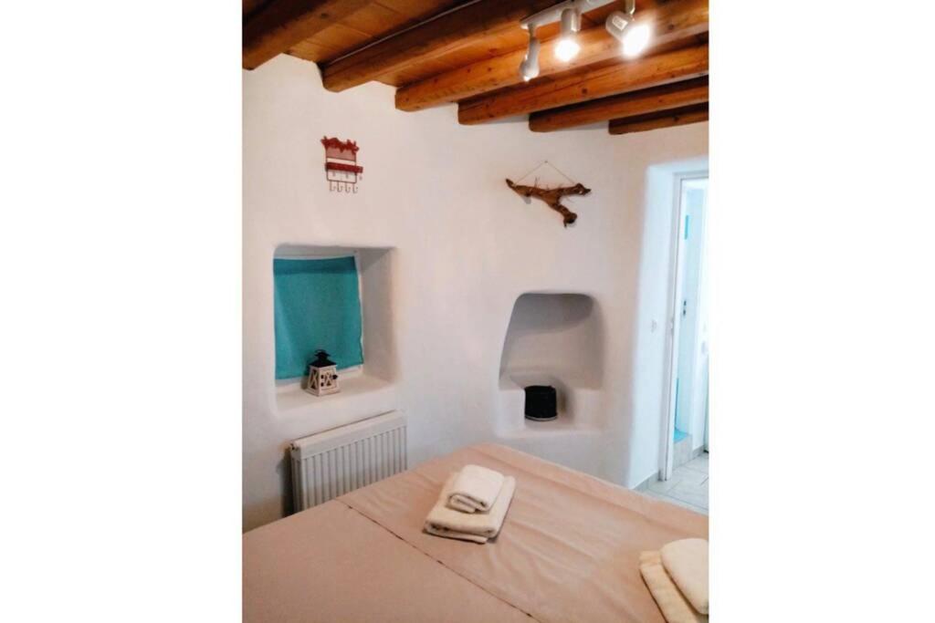 米克諾斯城的住宿－Casetta Annaise Mykonos-Myconian House for two，客房设有木桌和窗户。