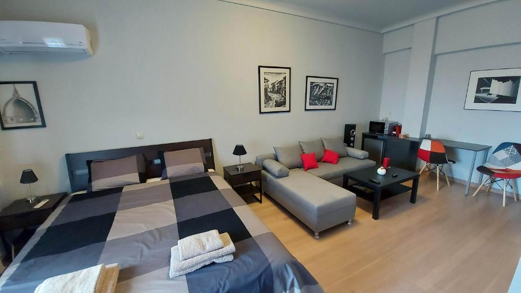 Postel nebo postele na pokoji v ubytování METROPOLITAN MACVIEW-3 διαμέρισμα studio Φάληρο