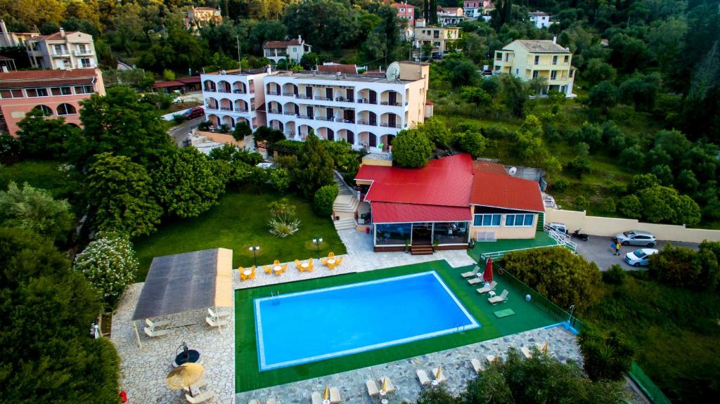uma vista aérea de uma casa com piscina em Margarita Aparthotel em Ýpsos