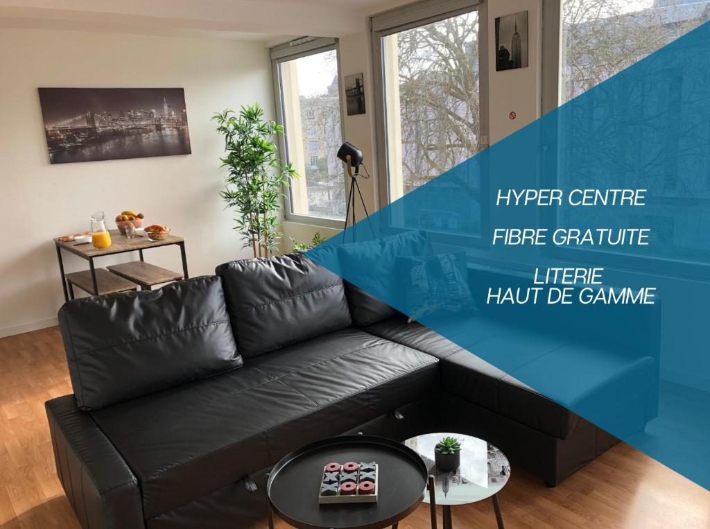 ein schwarzes Ledersofa im Wohnzimmer in der Unterkunft HYPER CENTRE - WIFI FIBRE GRATUIT - JERGWELOH - Le New Yorkais in Caen