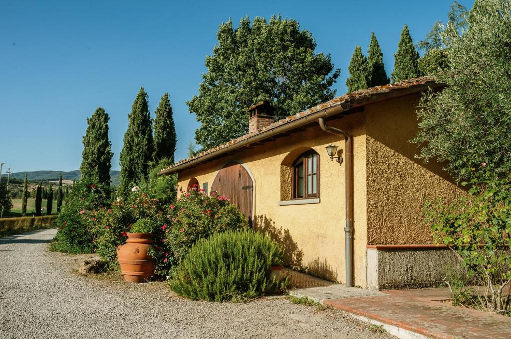 una pequeña casa con una ventana y plantas delante de ella en Agriturismo Poggio Di Sotto, en Galliano