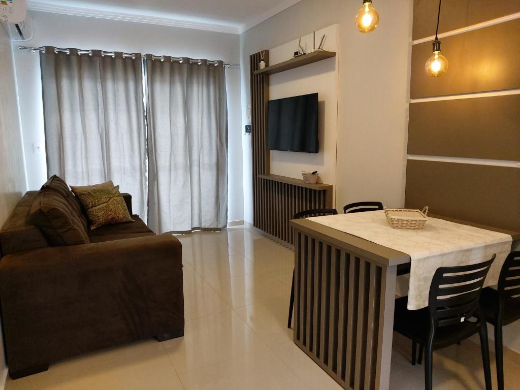 sala de estar con sofá y mesa en Curta Praia de Armação - Casa Girassol, en Penha