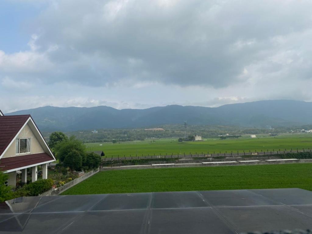 Uma vista geral da montanha ou uma vista da montanha a partir da casa de hóspedes