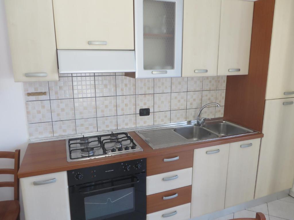 Kuchyň nebo kuchyňský kout v ubytování I tulipani di Torre Pali