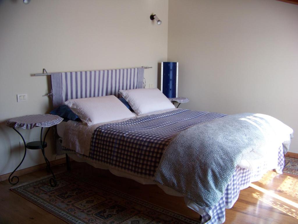 un letto con due cuscini sopra in una camera da letto di Una mansarda luminosissima nel cuore di Stradella a Stradella