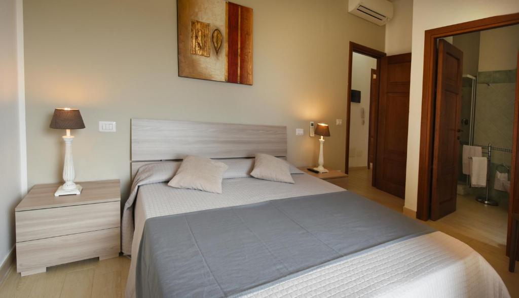 維拉西繆斯的住宿－Affittacamere La Suite dei Graniti，一间卧室配有一张大床和镜子