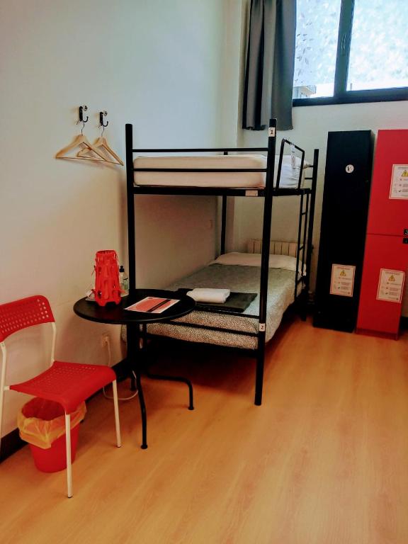 Postel nebo postele na pokoji v ubytování Bilbao Akelarre Hostel