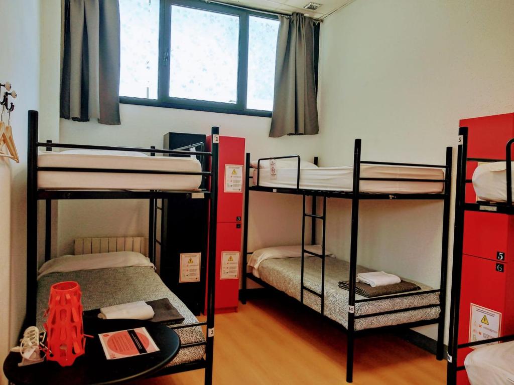 Postel nebo postele na pokoji v ubytování Bilbao Akelarre Hostel