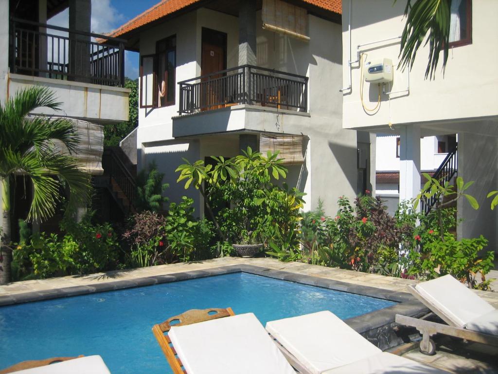 une piscine en face d'un bâtiment dans l'établissement Lucky Paradise Bungalows on The Beach, à Amed