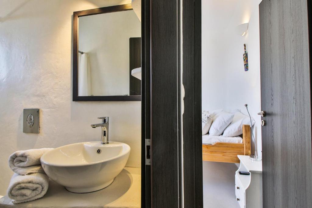 bagno con lavandino e specchio di Lilly's Sunset Suite a Mykonos Città
